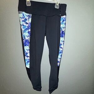 Calia by Carrie Underwood Size M Black Grey Blue Cropped Capri Length Leggings